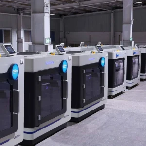 Druckerfarm mit Creatlabs-Ultra-3D-Druckern in der Serienfertigung