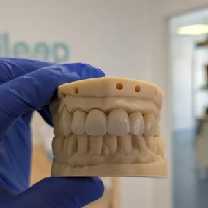 Zirkonkronen auf einem Zahnersatzmodell aus dem Formlabs Form 4B