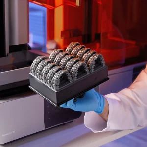 Bauplattform mit gedruckten Zahnkranzmodellen vor dem Formlabs Form 4B
