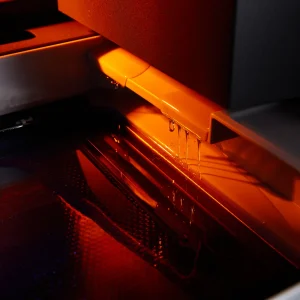 Nahaufnahme des Harztanks im Formlabs Form 4BL während des Drucks