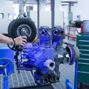 Scannen eines Motors mit blauen Laserlinien mit dem FreeScan Combo+ Wireless