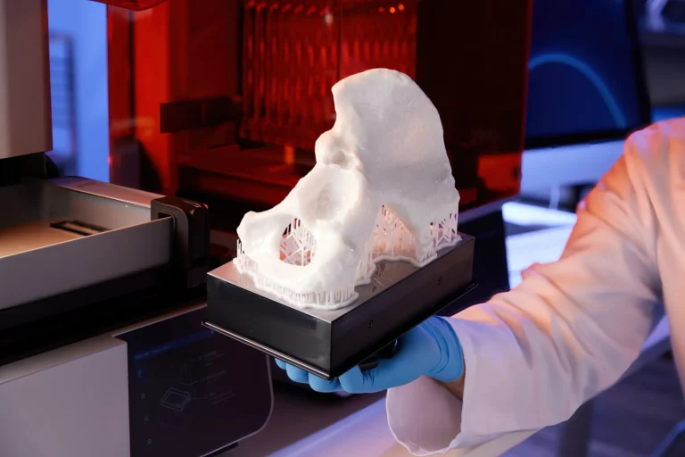 Anatomisches Beckenmodell mit Stützstrukturen auf der Bauplattform des Formlabs Form 4B