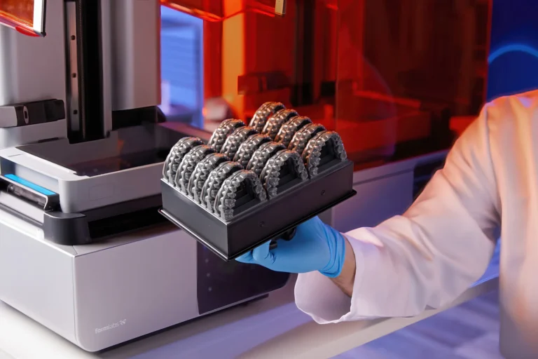 Bauplattform mit gedruckten Zahnkranzmodellen vor dem Formlabs Form 4B